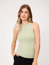 Musculosa de algodón peinado azul, confeccionada en punto sencillo con cuello redondo y diseño ajustado.