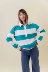 Sweater liviano de estilo rugby con diseño de rayas anchas horizontales en color blanco y verde agua. Presenta cuello polo con cartera de botones, mangas largas y un calce relajado de terminación recta.