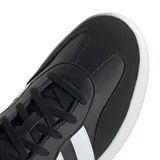 Championes urbanos Adidas modelo Urban Barreda T, color negro con las icónicas tres tiras laterales en blanco. Presentan una silueta T-toe con capellada que combina cuero sintético y gamuza, interior textil y suela de goma blanca con logo grabado.