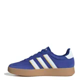 Championes urbanos Adidas modelo Barreda, de color azul con las icónicas tres tiras laterales en blanco y detalles en amarillo. Presentan una capellada de gamuza con puntera en forma de T y una suela de goma estilo cupsole en color caramelo.
