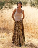 Falda larga fluida de viscosa jacquard con estampado de leopardo y bandas laterales en contraste. Cuenta con cintura elástica y bolsillos laterales.
