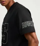 Remera deportiva negra de poliéster con cuello en V, mangas cortas y estampado frontal con el número 25 y el nombre del equipo NFL Giants en blanco.