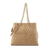 Cartera tipo tote de diseño acolchado en color taupe, confeccionada en símil cuero. Presenta costuras decorativas en forma de V, doble asa de cadena metálica dorada y una correa larga regulable y extraíble. Incluye cierre principal y logo de la marca grabado en el frente.
