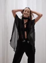 Capa de microtul color verde oscuro con diseño versátil, cierre frontal con botón y corte amplio con caída fluida.