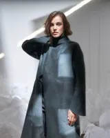 Tapado de lana merino afieltrada color gris con diseño desestructurado, bolsillos laterales y teñido con efecto ventana.