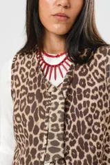 Chaleco con estampado animal print, sin mangas y con cierre frontal con lazos.