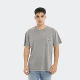 Remera gris de corte oversize, con cuello redondo y bolsillo en el pecho con logo de la marca.