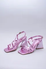 Sandalia negra de tacón con punta cuadrada y tiras finas cruzadas en el empeine.