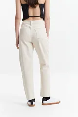 Pantalón jean mom de tiro medio color negro, confeccionado en 100% algodón.