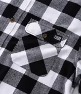 Camisa de franela a cuadros rojos y negros, de corte regular, manga larga y cuello inglés.