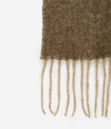 Bufanda de tejido tipo franela con diseño de bloques de color en tonos tierra y flecos en los extremos.