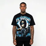 Camiseta negra de corte oversize con estampado gráfico frontal que representa a un niño con los ojos vendados, sosteniendo un arco y flecha, montando un caballo, acompañado por el texto 'Life Hustlers' en tipografía estilizada.