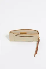 Monedero Bimba y Lola de piel vacuna con textura granulada, color verde menta. Presenta cierre con cremallera, tirador de cordón en color naranja, tarjetero exterior y logo de la marca grabado en dorado.