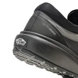 Championes Vans modelo UltraRange 2.0, de diseño deportivo en color negro con detalles en gris oscuro. Presentan una estructura de malla transpirable, refuerzos sintéticos en la puntera y laterales, y una suela robusta de goma negra que ofrece mayor tracción y durabilidad.