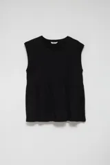 Blusa negra sin mangas con cuello redondo y corte peplum.