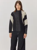Buzo de lana con cuello semipolera, diseño de paneles en bloques de color negro, gris y beige con textura jaspeada, de corte holgado y manga larga.