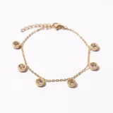 Pulsera dorada de cadena fina con siete dijes circulares con incrustaciones de cristal.