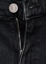 Jeans negros de tiro alto y corte slim, con diseño cropped, cinco bolsillos, trabillas y cierre frontal de cremallera y botón.