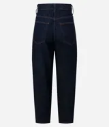 Pantalón de jean corte carrot, color azul oscuro, con cintura alta, cierre frontal con cremallera y botón, y bolsillos laterales.