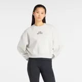 Buzo New Balance de cuello redondo, confeccionado en tejido de vellón de algodón cepillado. Presenta un diseño de corte extragrande con mangas largas y un gráfico bordado con puntada de satén en el centro del pecho.