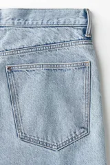 Bermuda de cinco bolsillos en denim de algodón rígido, de corte holgado con tiro caído y pierna amplia redondeada.