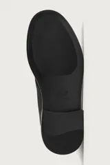 Bota de caña baja con cordones, confeccionada en piel con acabado abatanado de color negro, horma redonda y suela con ligero tacón.