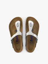 Sandalias Birkenstock modelo Gizeh NL SFB Metallic, color plateado, con plantilla suave de corcho y látex, y tira delantera ajustable con hebilla metálica.