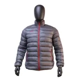 Campera puffer Umbro de diseño ligero, color gris con cierre frontal y detalles en color bordó. Cuenta con cuello alto y bolsillos laterales con cierre.
