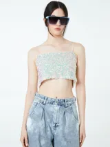 Top corto con lentejuelas iridiscentes y tirantes finos.