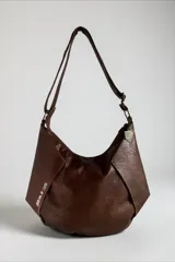 Cartera tipo hobo de cuero marrón con textura crocco, gran capacidad, líneas orgánicas y correa regulable para usar al hombro o como bandolera.