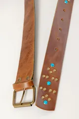 Cinturón de cuero vacuno color marrón con tachas y turquesas.