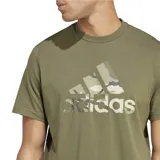 Remera Adidas color verde militar con logo Adidas Badge of Sport estampado en camuflado.