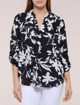 Blusa de gasa de calce suelto y caída ligera, color azul con estampado floral blanco. Presenta escote en V con cuello mao, tabla central, mangas largas regulables con presilla y botón, ruedo redondeado de estilo mullet y espalda con canesú y pliegue central.