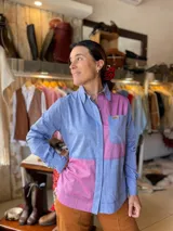 Camisa de algodón liviano con diseño patchwork en tonos celeste y rosado, de manga larga, cuello camisero y bolsillo frontal con parche.