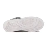 Zapatilla urbana Mormaii modelo Joaca, color gris claro y blanco, de caña baja y estilo skate. Presenta cordones blancos y un logo lateral con un diseño abstracto en negro.