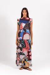 Vestido largo sin mangas de cuello alto, con estampa abstracta multicolor, volados en las mangas y falda con volado inferior.