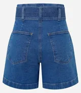 Short de jean azul con cintura alta, cinturón de tela con costuras a la vista y bolsillos.