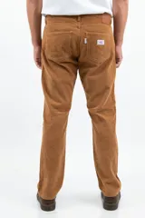 Pantalón de pana gruesa color marrón, de corte recto y confeccionado en 100% algodón.