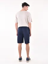 Bermuda azul marino de corte clásico, con bolsillos laterales y cintura elastizada con cordón ajustable.