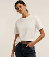 Remera básica de cuello redondo y manga corta, confeccionada en algodón suave y resistente.