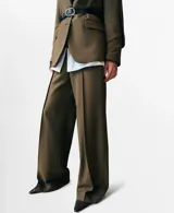 Pantalón de vestir verde militar, de corte recto y tiro alto, con bolsillos laterales y raya central marcada.