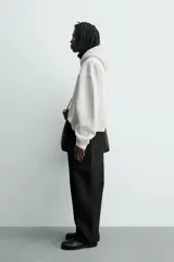 Sudadera tipo hoodie de corte boxy fit, confeccionada en tejido doble compacto de mezcla de algodón. Presenta cuello con capucha, manga larga y acabados en el mismo tejido.