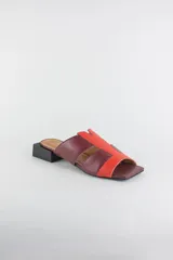 Sandalias descalzas de cuero combinadas en negro y beige, con taco cuadrado bajo y puntera cuadrada.