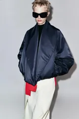 Chaqueta bomber negra ZW Collection con acolchado interior, cuello envolvente de solapa cruzada, mangas largas con puños elásticos y bajo con elástico.