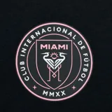 Remera deportiva rosa con cuello redondo y mangas cortas. Estampado frontal con el número 10 y el escudo del Inter de Miami.