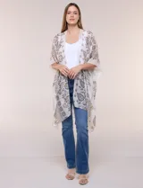 Kimono confeccionado en algodón ligero con diseño estampado de arabescos en tonos marrones sobre base beige, de corte suelto y envolvente con mangas amplias.
