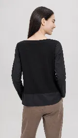 Remera de manga larga confeccionada en una combinación de lino y algodón. Presenta escote en V, diseño con cortes frontales y detalle de logo bordado. Posee un calce cómodo con aberturas laterales en el ruedo.