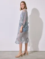 Kaftan largo de micro tul bordado color celeste, con mangas 3/4 y lazo de ajuste en la cintura.