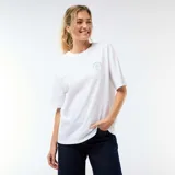 Camiseta blanca de corte oversize, con mangas cortas y cuello redondo, presenta un pequeño estampado gráfico en el pecho con la frase 'Sun & Limes'.