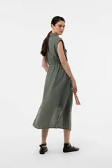 Vestido camisero midi sin mangas color verde militar, confeccionado en lino, con botones frontales, bolsillos en el pecho y cintura ajustable con cordón.